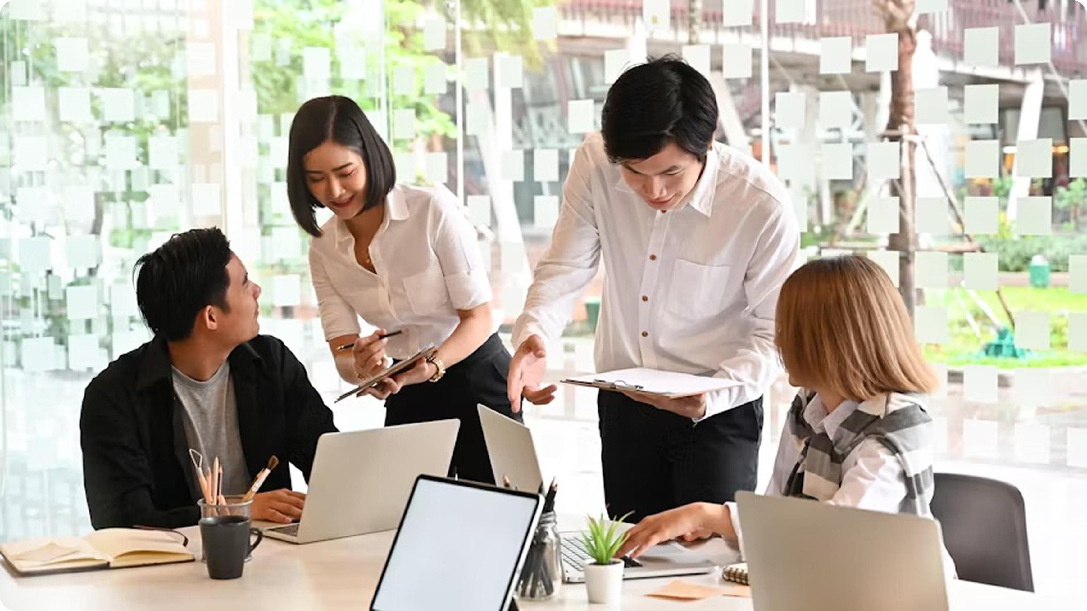 2equipo global trabajando juntos, destacando la importancia de valorar diferentes perspectivas