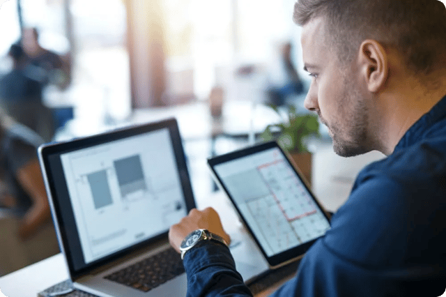 Un profesional del sector IT delante de un proyecto 1