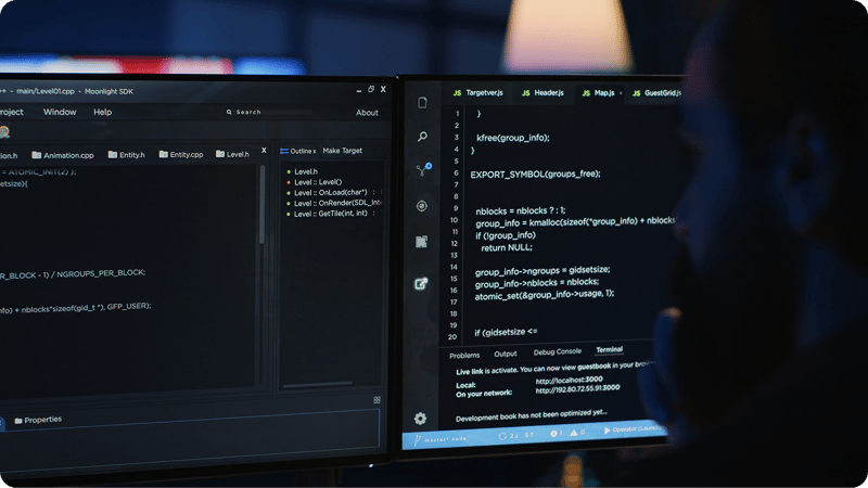 el-ingeniero-de-software-escribe-complejos-scripts-de-codigo-binario-en-la-computadora 1