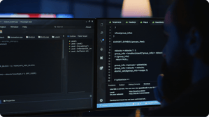 el-ingeniero-de-software-escribe-complejos-scripts-de-codigo-binario-en-la-computadora 1