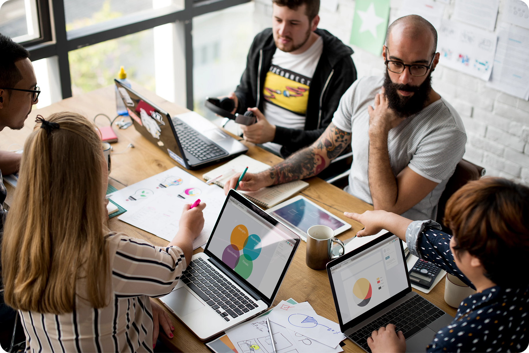 equipo-de-trabajo-de-inicio-de-la-reunion-de-negocios 1