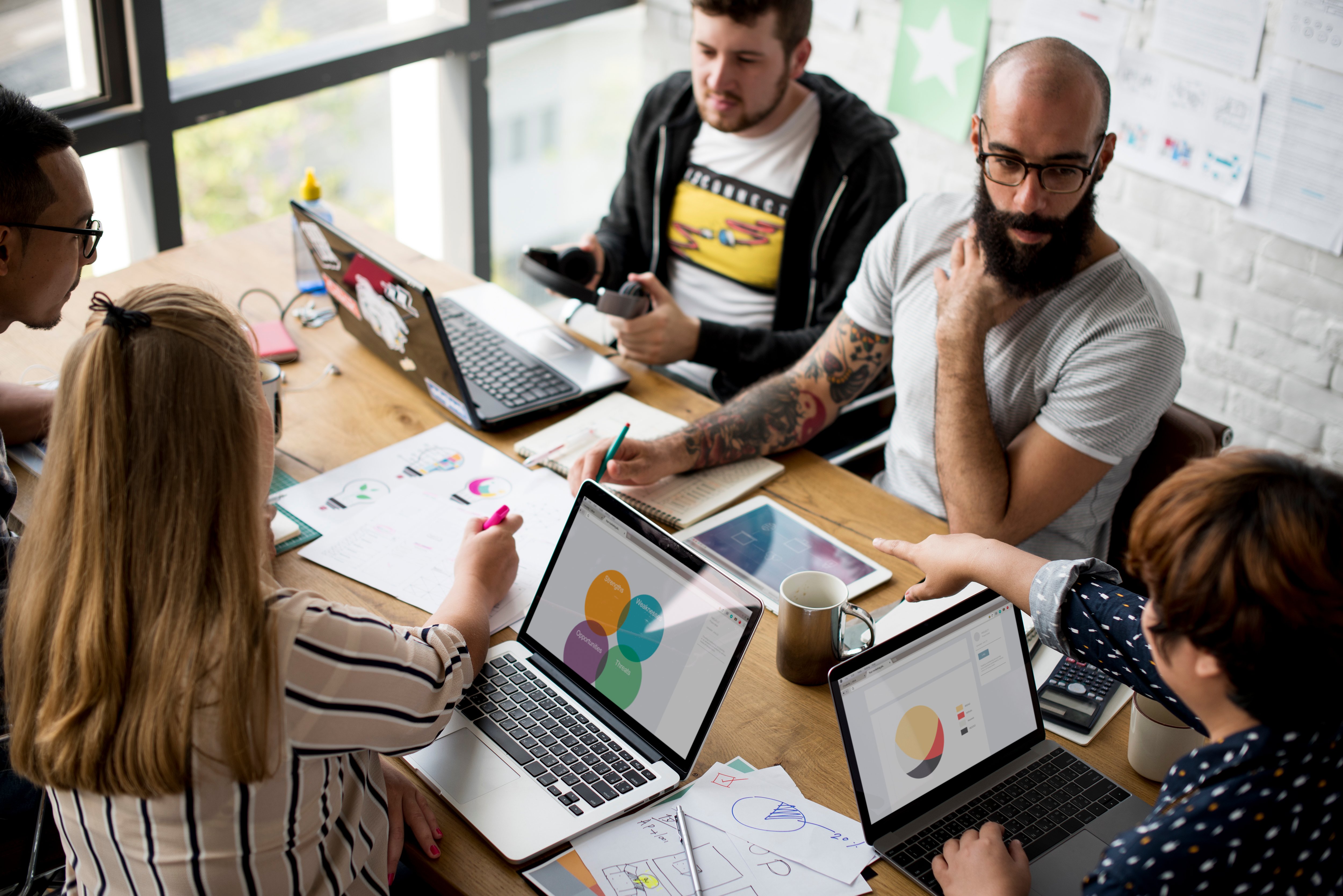 equipo-de-trabajo-de-inicio-de-la-reunion-de-negocios