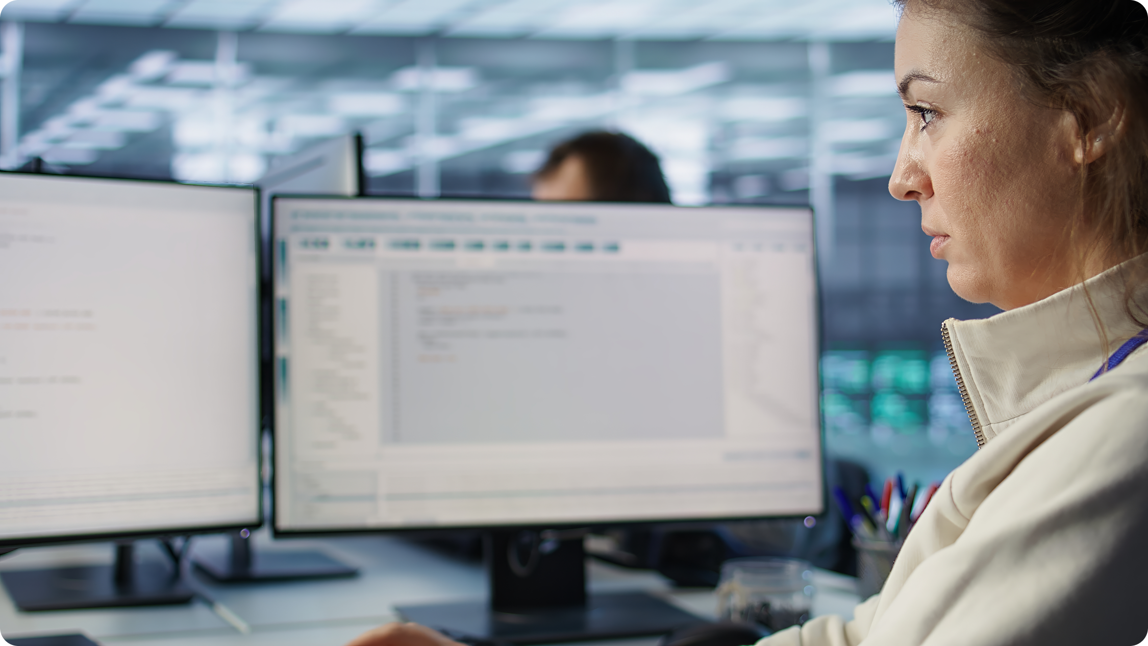 mujer-sonriente-en-la-pc-comprobando-los-cuellos-de-botella-de-los-servidores-que-conducen-fallos-de-funcionamiento 1