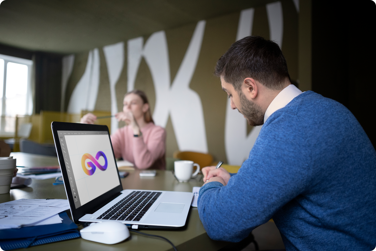 personas-de-tiro-medio-que-trabajan-con-una-computadora-portatil 1