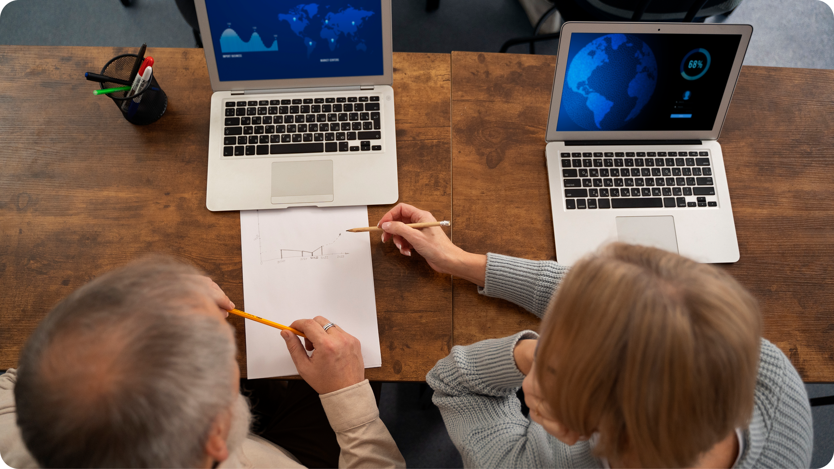 personas-mayores-en-la-escuela-durante-la-clase-con-computadora-portatil 1