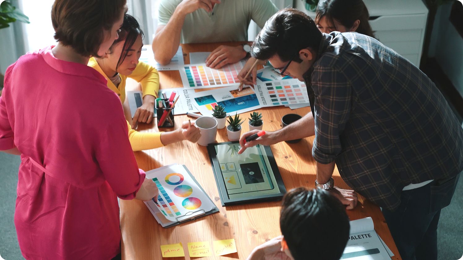 vista-superior-del-gerente-escribiendo-la-idea-en-notas-adhesivas-y-explicando-la-idea-simposio 1