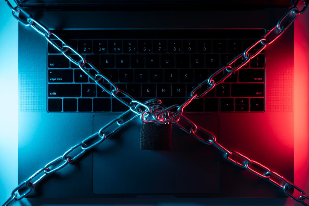 Un portátil con cadena simboliza la ciberseguridad