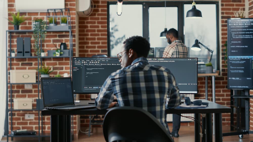 Un programador VMware freelance trabajando