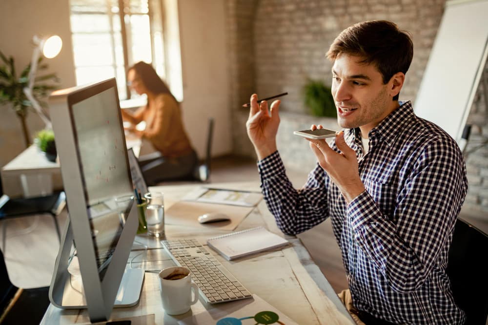 Un programador Frontend freelance trabajando