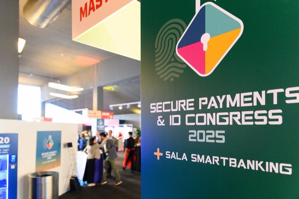 Cartel del Secure Payments & ID Congress 2025 con la Sala SmartBanking, en la zona de expositores del congreso