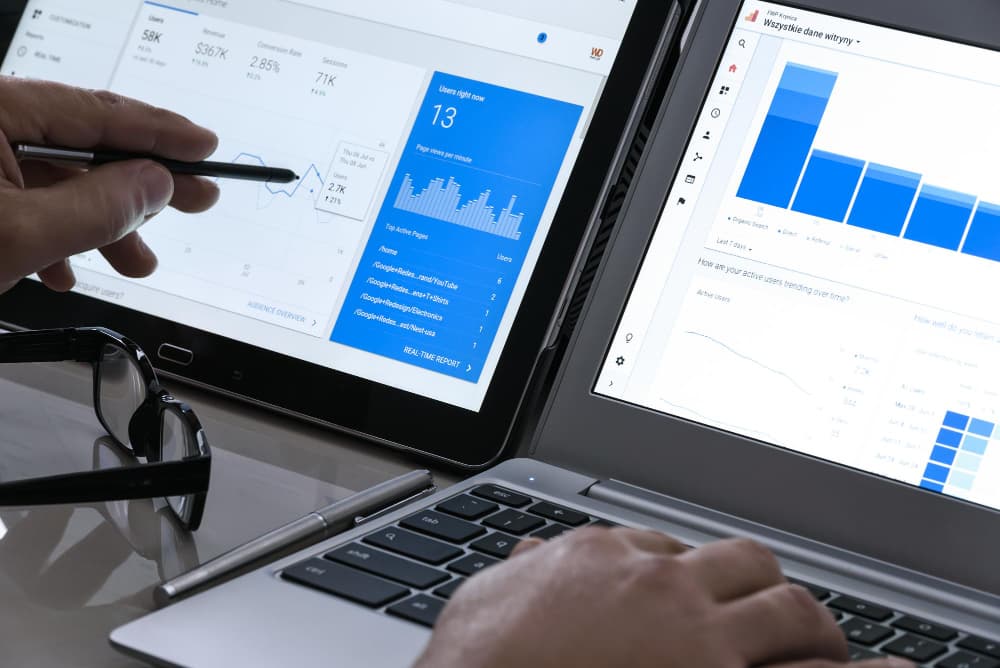 un experto en seo-sem trabajando