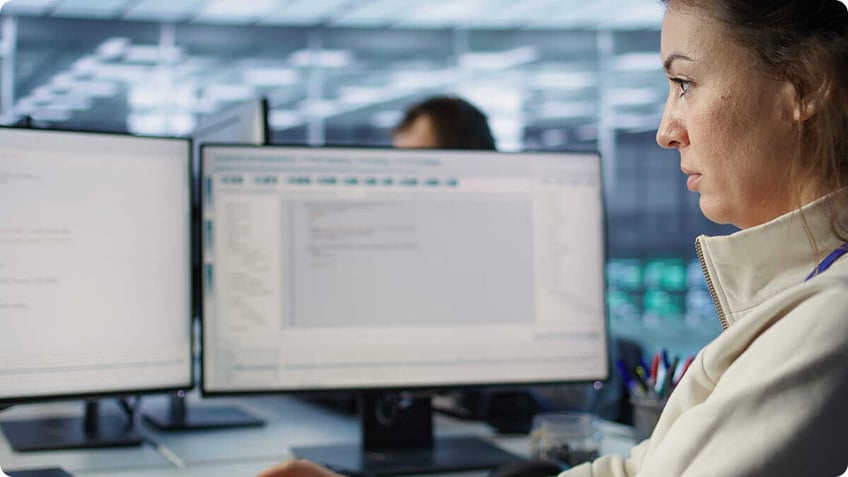 mujer-sonriente-en-la-pc-comprobando-los-cuellos-de-botella-de-los-servidores-que-conducen-fallos-de-funcionamiento 1